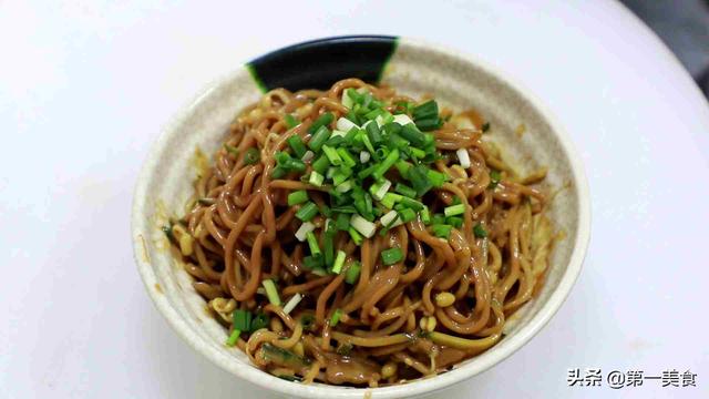 武汉热干面的做法，武汉热干面正宗做法及配料（厨师长教你武汉热干面的做法）