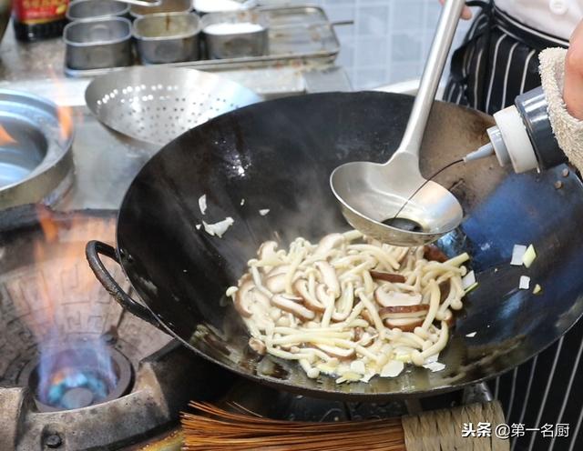 教你在家做素炒香菇做法简单，大厨教你做鲜菌炒香菇最好吃做法