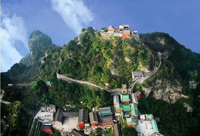 武当山最高峰上的太岳太和宫，海拔只有1612米却被尊为