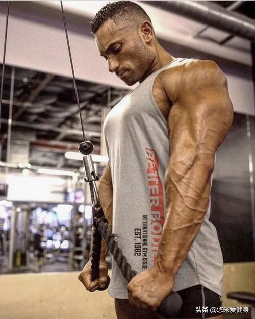 手臂肱三头肌锻炼方案，3个动作练厚肱三头肌