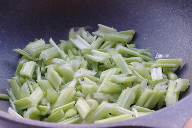 芹菜木耳做法大全家常窍门，芹菜和木耳搭配