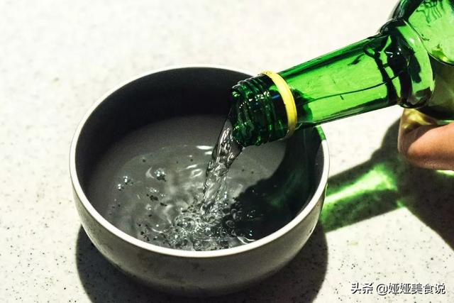 制作咸鸭蛋最简单的方法，想吃咸鸭蛋不用买