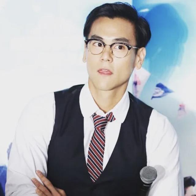 彭于晏的卧蚕是怎么练的，彭于晏这个看着成熟内心童真的人你喜欢么
