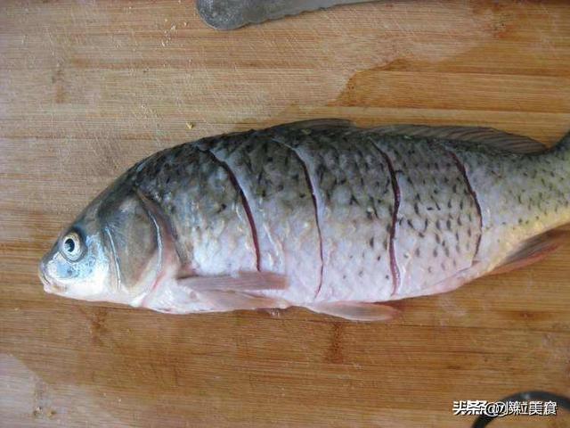 怎样做鲤鱼汤好喝又不腥，做清炖鲤鱼记住这3个关键汤白肉嫩