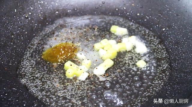 一道雙色鮮貝粒的做法，紅白綠搭配，看著就很清爽，做法超簡單 熱愛美食 第9张