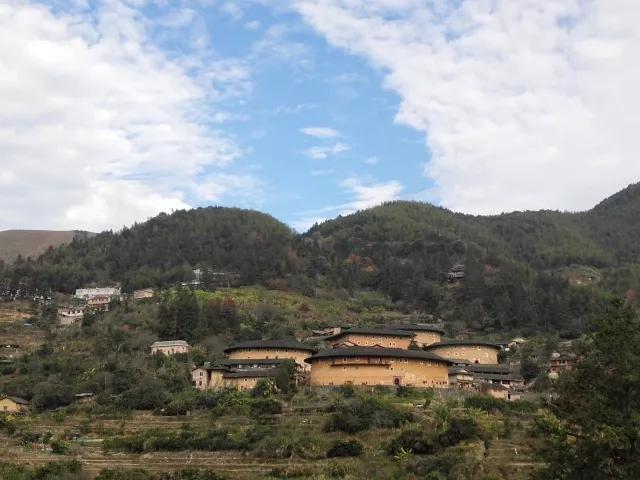 永定土楼和南靖土楼哪个好，南靖土楼和永定土楼有什么不一样（一张图看懂福建土楼怎么玩~附懒人旅行路书）