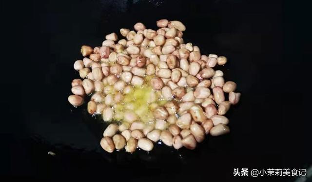 盐爆花生米怎么做，盐炸五香花生米怎么炸又酥又脆（带有辣味的盐爆花生米）