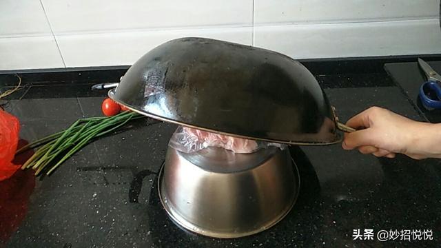 猪肉解冻最快的方法，怎样解冻猪肉时间短速度快（10分钟快速解冻猪肉的方法）