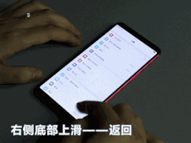 手机拍照比心手势，演员刘涛社媒晒自拍照