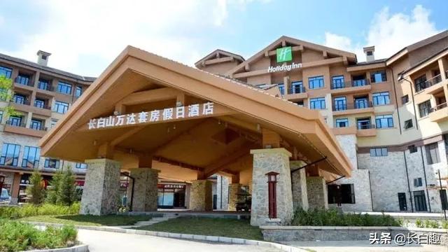 万达长白山滑雪场，长白山滑雪场在哪个地方（长白山万达度假区成国内冰雪赛事集结地）