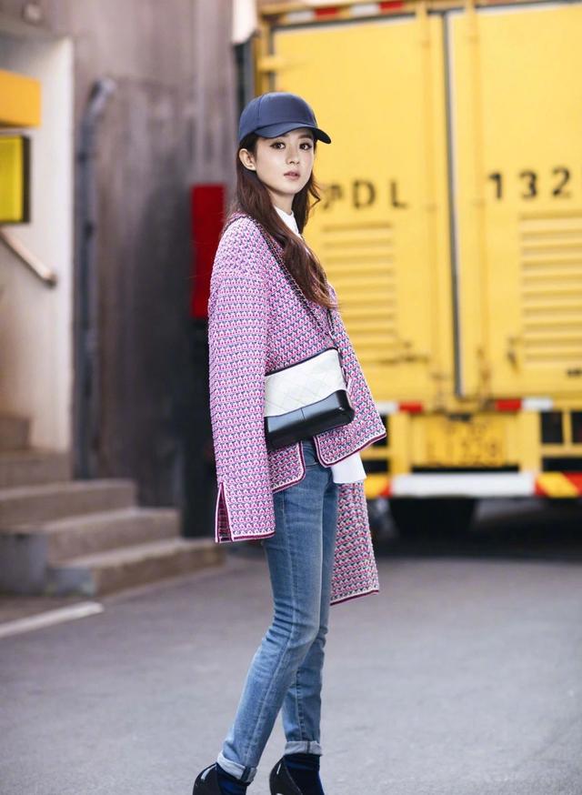 赵丽颖把吊带裙穿出新花样，赵丽颖性感造型来袭