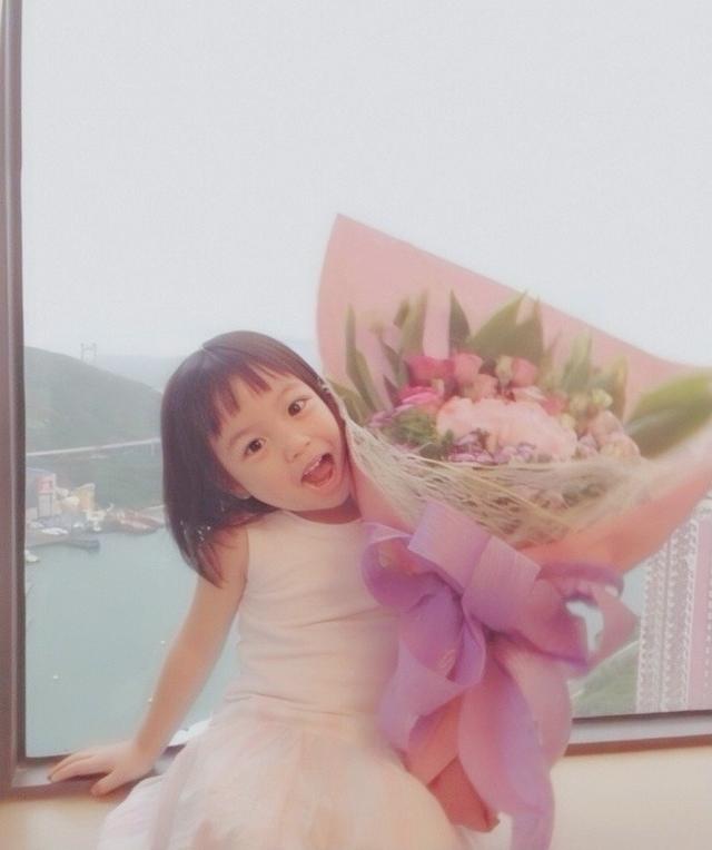 赵薇女儿最新照片，赵薇11岁女儿清澈大眼（小四月被赞继承妈妈美貌）