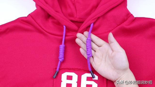 卫衣的绳子怎么系好看，卫衣两条绳子的各种打结方法（卫衣的带子竟是这么用）