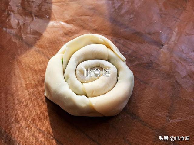 饺子皮做葱油饼，饺子皮葱油饼制作简单葱香诱人（吃剩的饺子皮不要扔了）