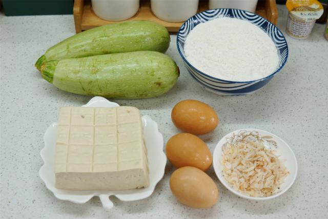 白菜包子馅怎么做好吃，夏天怎么做白菜馅包子（白菜包子这样调馅太香了）