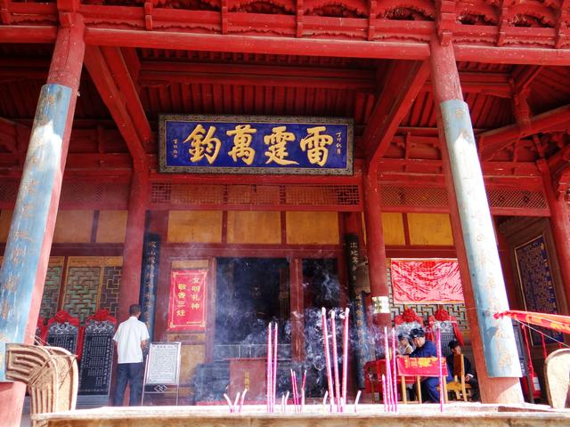 武威雷台汉墓穹窿顶，马踏飞燕横空出世