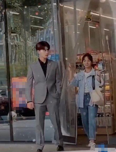 任嘉伦新剧照处江湖，霸道总裁拍成矮土胖