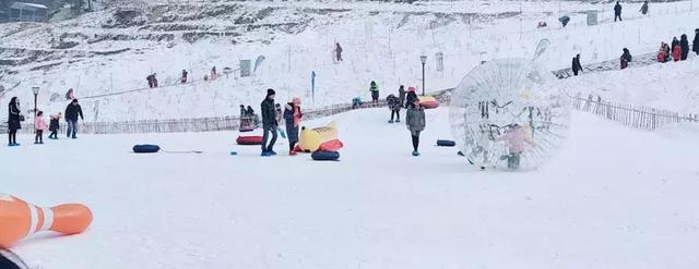 成都冬天适合滑雪的地方，气温陡降至1成都市区有雪但铺不起来