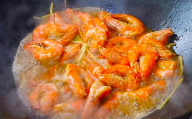 油焖大虾正宗的做法，正宗的油焖大虾怎样做的（厨师长教你油焖大虾的正宗做法）