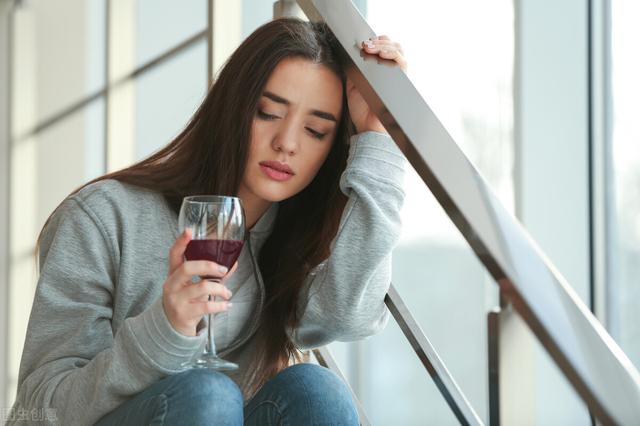 女人出轨闺蜜老公的惨痛代价，我被老公撵出了围城