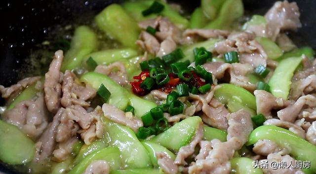 這是快手家常菜絲瓜炒肉片，豬肉這樣上漿，吃著嫩滑 熱愛美食 第17张