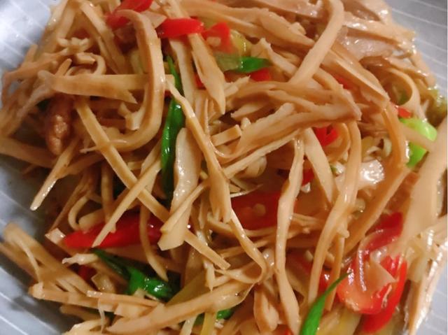 老笋干炒腊肉正宗做法，埋藏在儿时记忆里的那道笋干炒肉