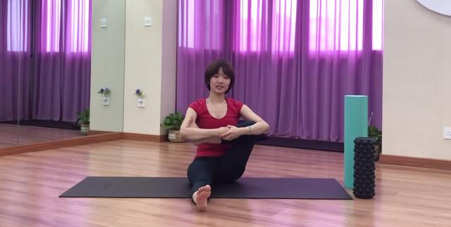 瑜伽第一課：4個動作教你輕松開胯，身體不再僵硬，練出修長美腿 健身減肥達人 第4张