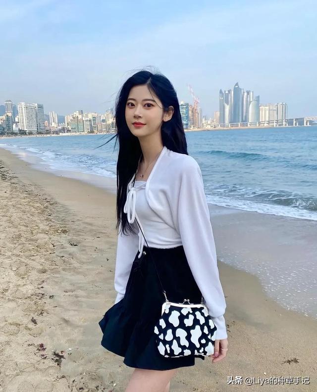 当下流行穿搭风格，打扮得简单干净大气