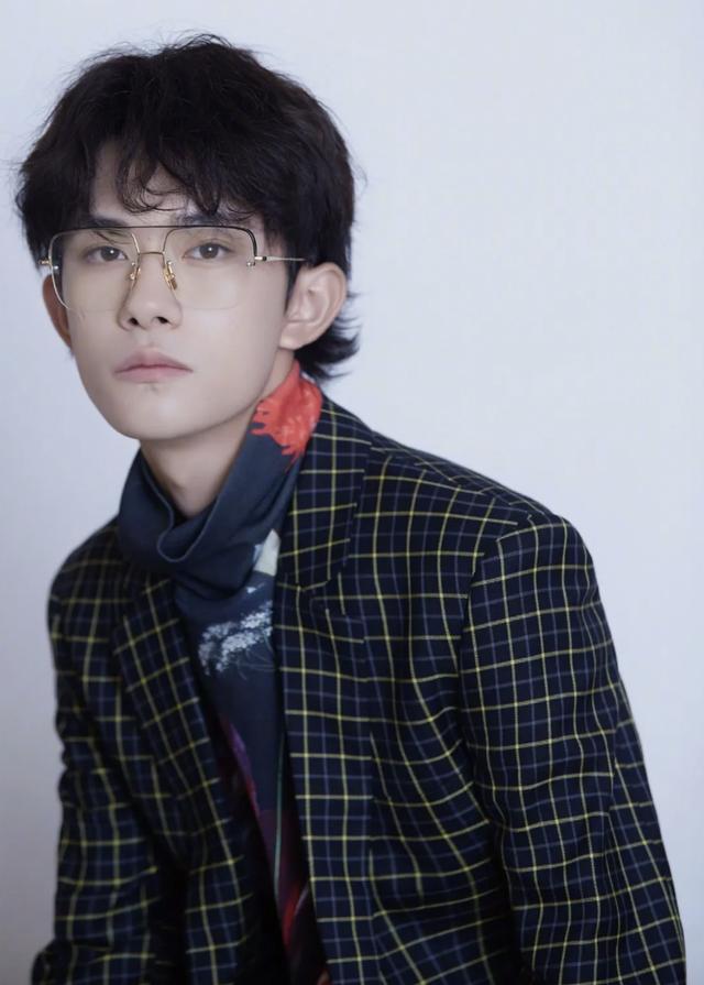 彭于晏的卧蚕是怎么练的，彭于晏这个看着成熟内心童真的人你喜欢么