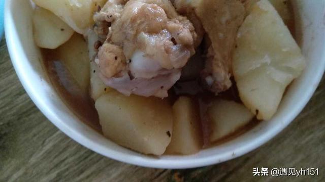 鸡腿炖土豆的家常做法，整块鸡腿炖土豆家常做法