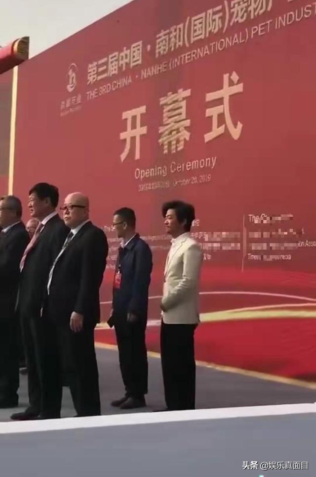 还晒出了一张王宝强在家中的旧照，土掉渣变身帅气男掀起乡村时尚潮