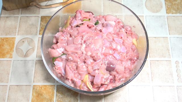 自贡冷吃兔的做法，四川美食自贡冷吃兔正宗做法（自贡妹自制38袋冷吃兔与室友分享走红网络）