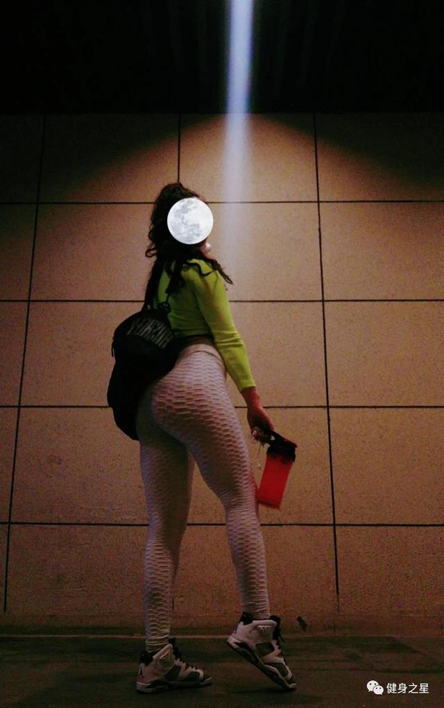 她身高167公分，體重120斤，但渾身勻稱有力量感，身材真棒 街拍正妹 第2张