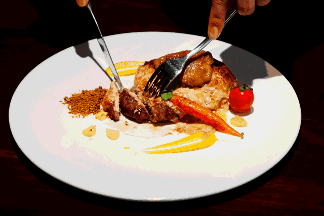 西餐礼仪中刀叉拿法，你知道吃牛排刀叉的正确拿法吗