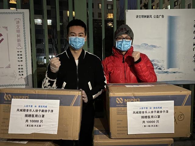 歌手徐子崴简介，平日里不仅给爷爷亲手搓澡还亲自给爷爷剃头