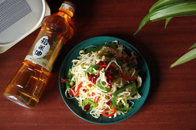 拌豆芽凉菜的做法，自制豆芽菜凉拌方法（快手菜凉拌黄豆芽）