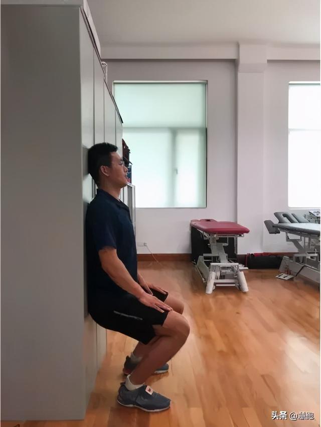 哑铃深蹲的标准动作，爆汗燃脂的哑铃训练动作