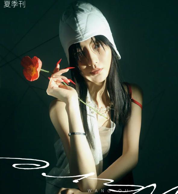 李宇春女装图片，李宇春穿搭卫衣（时尚大片红黑榜）