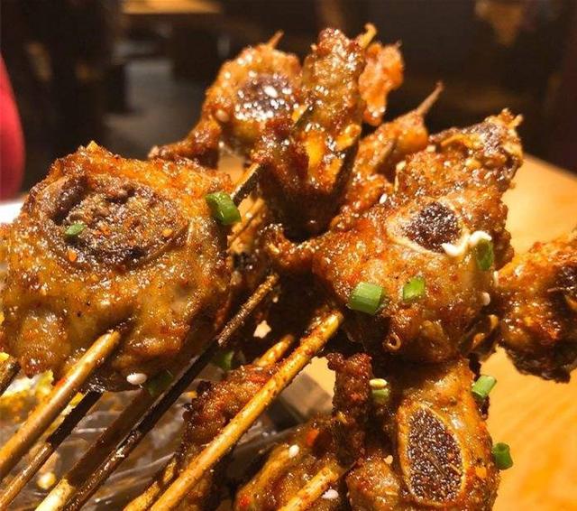 色香味俱全的烤肉串，超级简单好吃的烤肉串