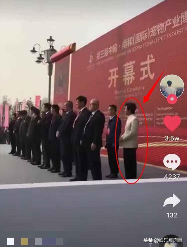 还晒出了一张王宝强在家中的旧照，土掉渣变身帅气男掀起乡村时尚潮