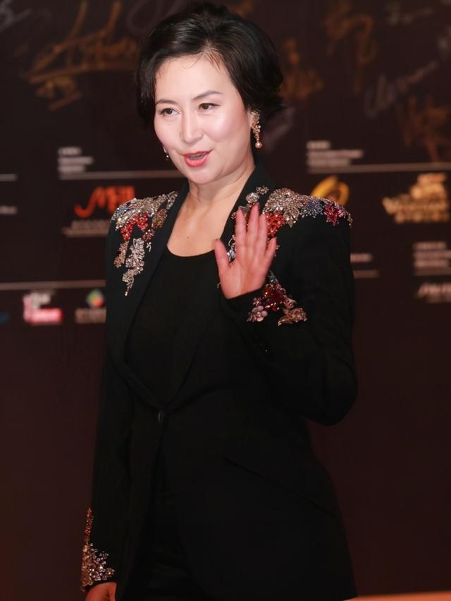 賭王之女何超瓊身份顯赫依舊無法逃脫家族魔咒，攜10億嫁許晉亨 娛樂八卦吃瓜 第1张