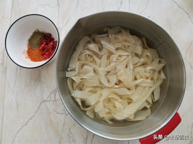 凉拌豆皮的最正宗做法，教你凉拌油豆皮的做法