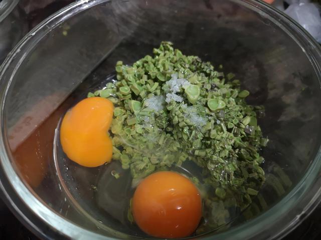 香椿芽如何炒鸡蛋好吃，先焯水还是直接炒