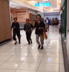 笑死我了，姑娘，你是第一次坐電瓶車吧，這個坐姿不覺得尷尬嗎 搞笑整蠱 第16张