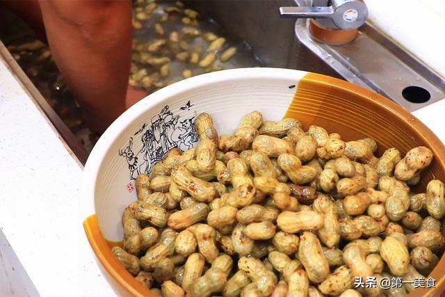 做水煮花生只放盐做错了，水煮五香花生正确做法