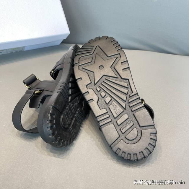 最好穿的粗跟凉鞋推荐，这4双大牌老爹凉鞋看着平平无奇