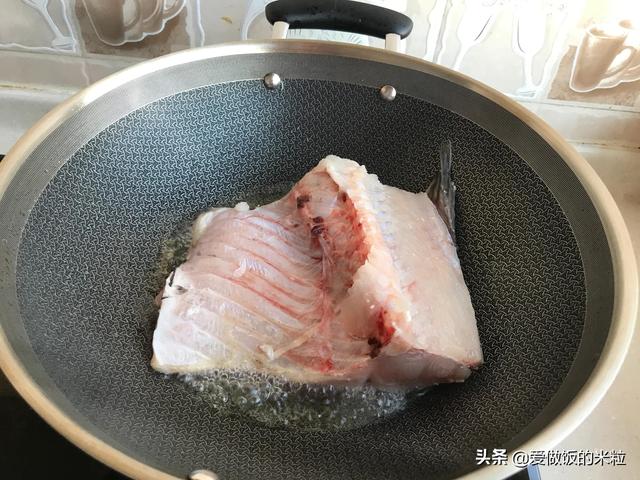 家常炖鲢鱼怎么做好吃，这样炖鱼不粘锅