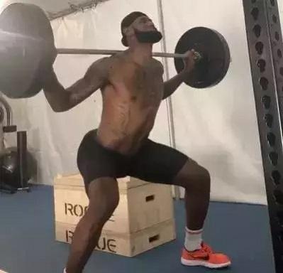 正确的深蹲姿势和错误的深蹲姿势，深蹲蹲的越低越好