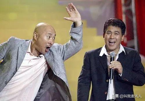 朱时茂春晚最新消息，与旗袍美女饮酒红光满面