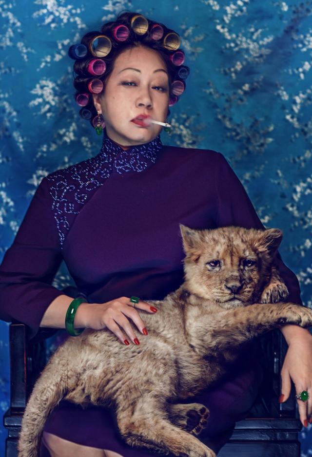 包租婆元秋又拍新电影了，周星驰《功夫》里的包租婆元秋